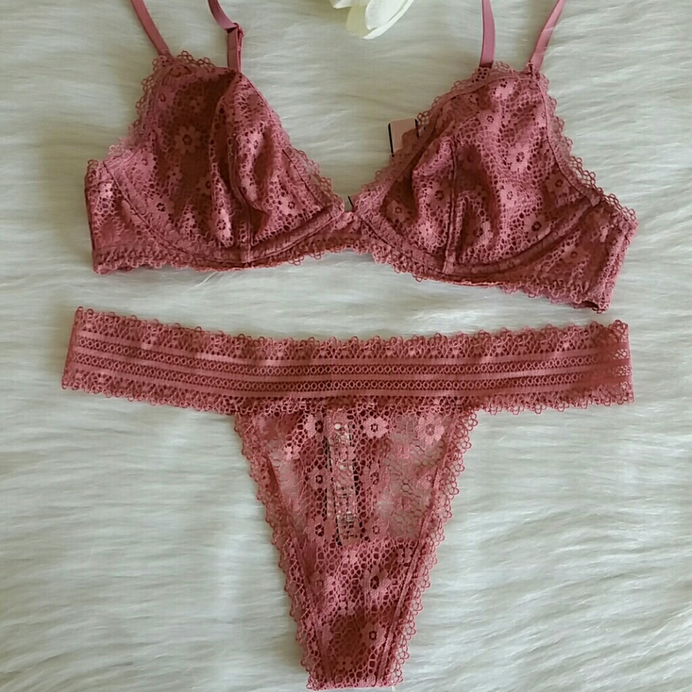 $30Beautiful Set Vs Bralette size S &Thong size M - Picture 3 of 5