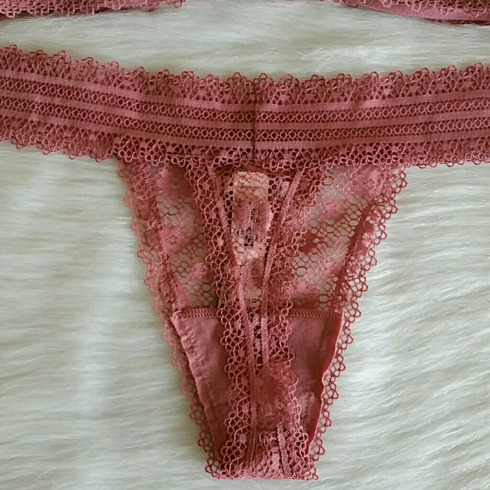 $30Beautiful Set Vs Bralette size S &Thong size M - Picture 5 of 5