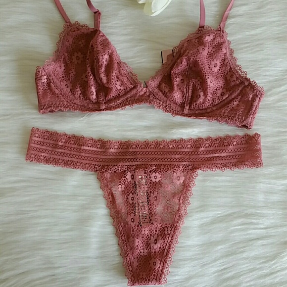 $30Beautiful Set Vs Bralette size S &Thong size M - Picture 3 of 5