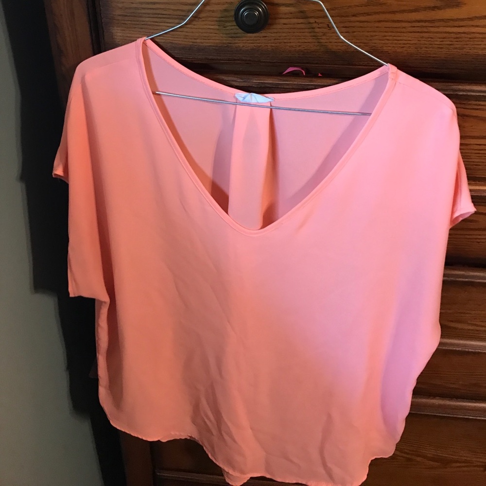 Short sleeve V-neck peach top