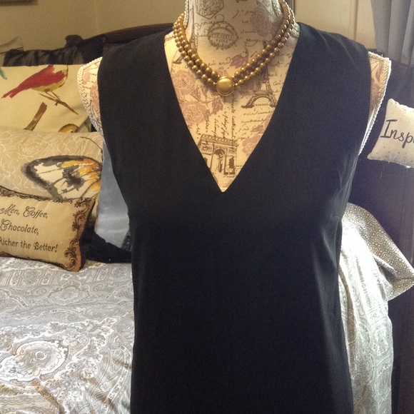 🎉FINAL PRICE 🎉🆕 Black Sleeveless Shift Dress 🌃 - Picture 2 of 8