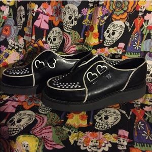TUK BLACK AND WHITE HEART RING CREEPERS