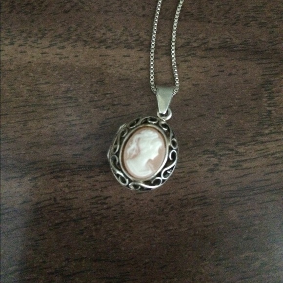 Vintage Jewelry - Gorgeous Vintage Sterling Silver Cameo Locket