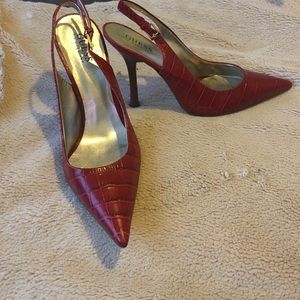 Guess red pumps