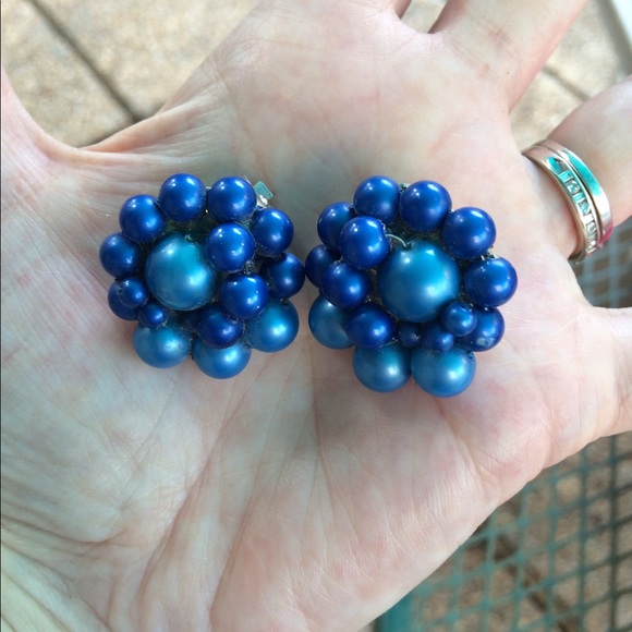 VINTAGE Blue Beaded Cluster Clip Ons - Picture 2 of 4