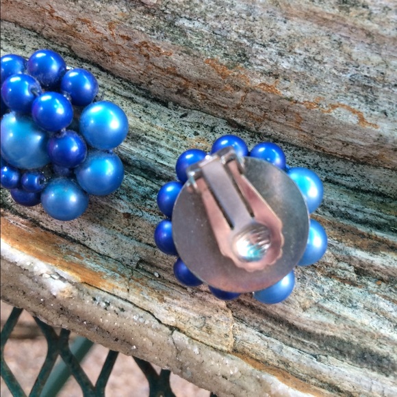 VINTAGE Blue Beaded Cluster Clip Ons - Picture 3 of 4