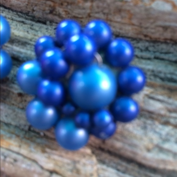 VINTAGE Blue Beaded Cluster Clip Ons - Picture 4 of 4