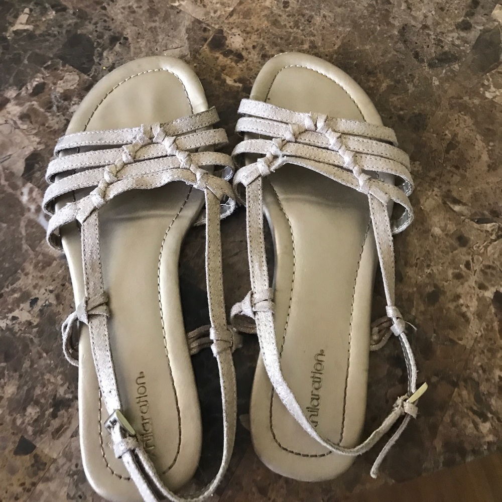Size 6 gold sandals