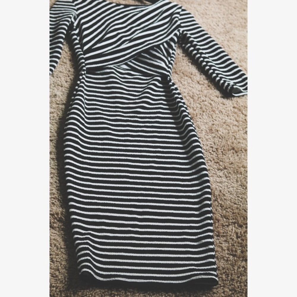 Stretchy Stripe Mid Dress w/ Keyhole in the Front