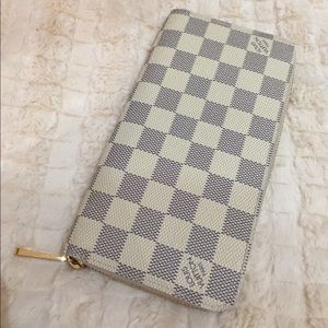 Louis Vuitton Zippy Wallet
