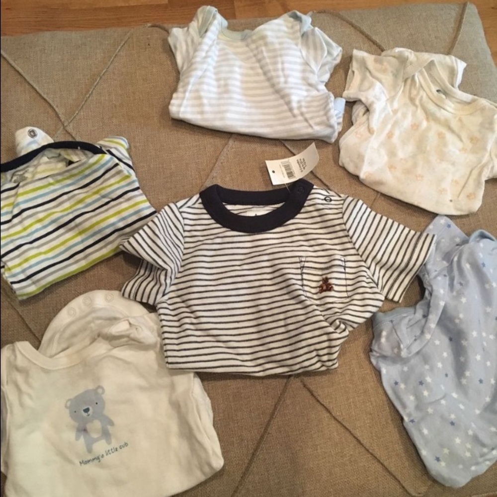 Lot 6 onesies 0-3 months