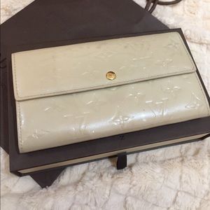 Louis Vuitton Sarah Wallet in Blanc Corail Vernis