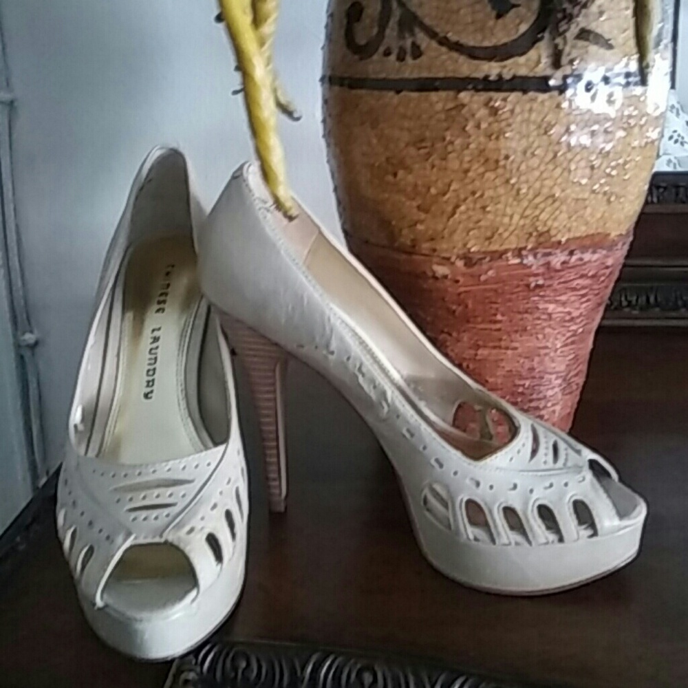 Flatform peeptoe shoess