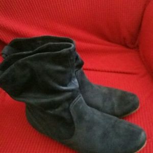 Navy blue low ruffled boots.