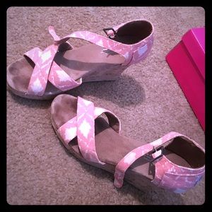 Toms coral Aztec wedges 9