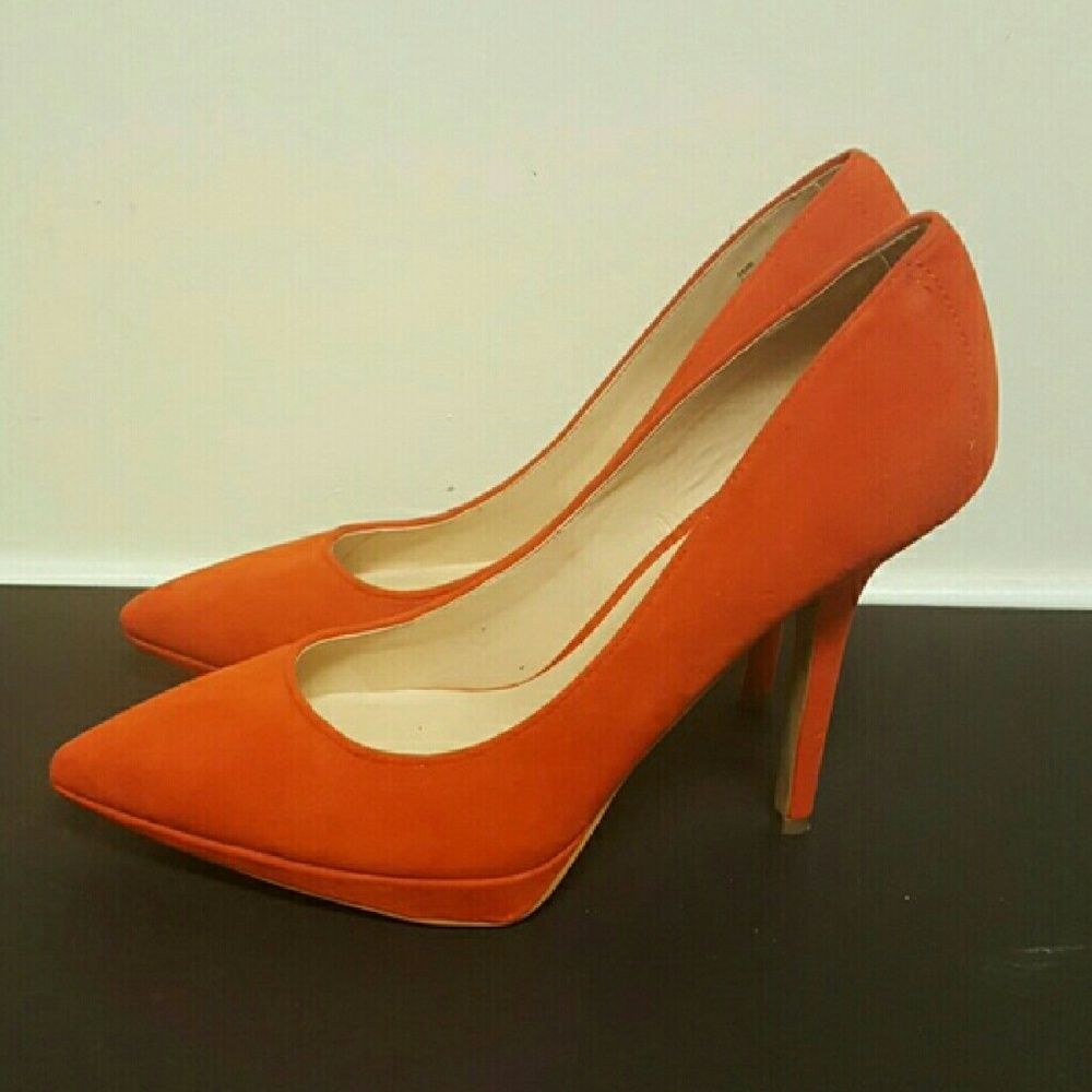 Spiegel size 9 orange pumps - new without box