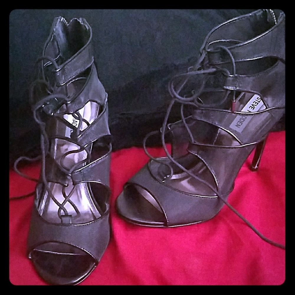 Size 9.5 Steve madden lace blk high heels
