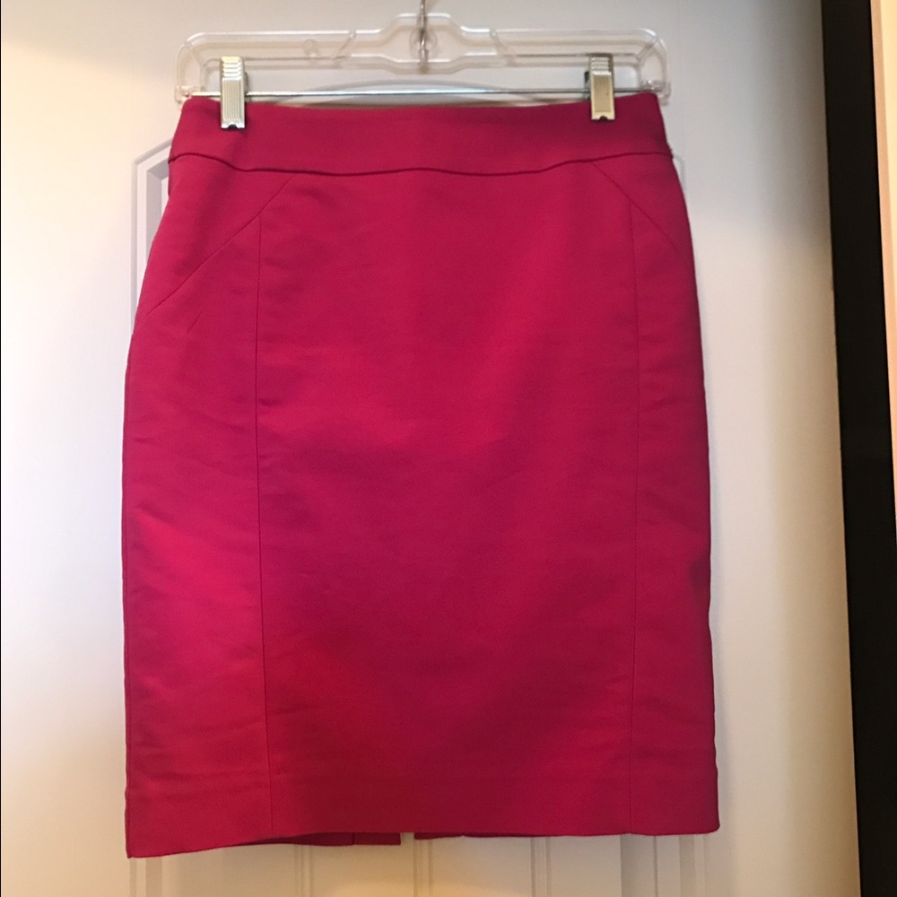 H&M • lipstick pink skirt • size 6 • EUC