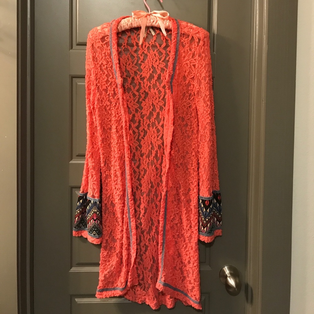 BKE Coral Lace Kimono w Tribal Design on Sleeves