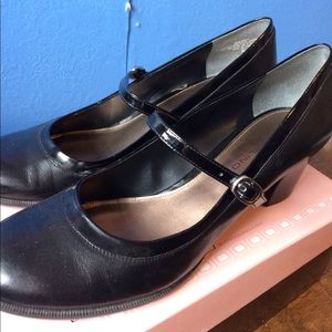 Black Mary Jane pumps