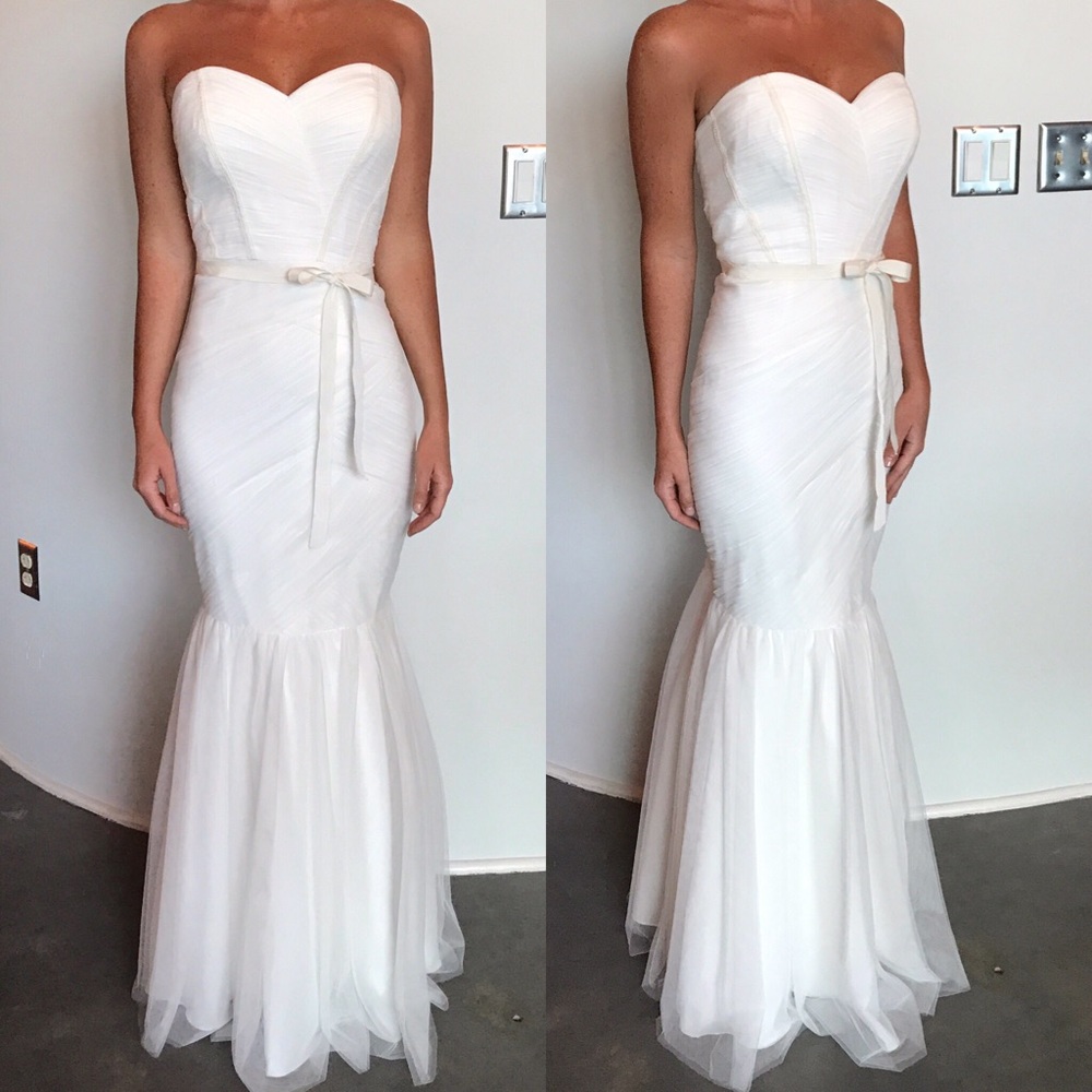 ❤️SALE❤️ IVORY IN COLOR Monique Lhuillier gown. 10 - Picture 1 of 8