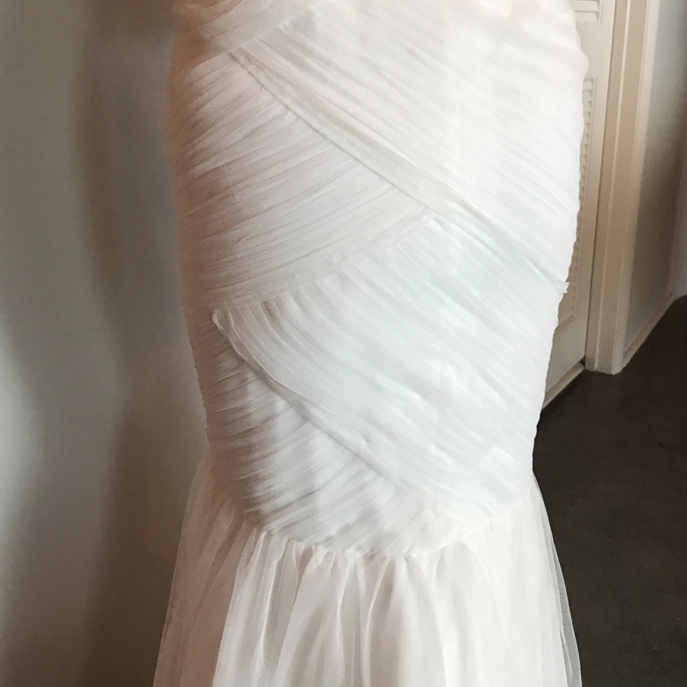 ❤️SALE❤️ IVORY IN COLOR Monique Lhuillier gown. 10 - Picture 5 of 8