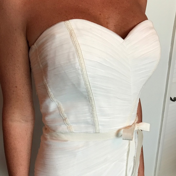 ❤️SALE❤️ IVORY IN COLOR Monique Lhuillier gown. 10 - Picture 4 of 8
