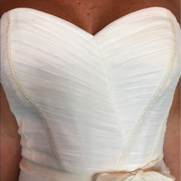 ❤️SALE❤️ IVORY IN COLOR Monique Lhuillier gown. 10 - Picture 6 of 8