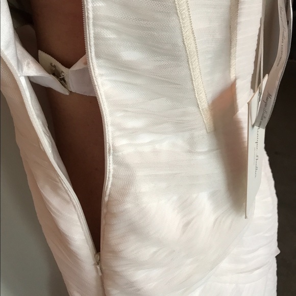 ❤️SALE❤️ IVORY IN COLOR Monique Lhuillier gown. 10 - Picture 7 of 8