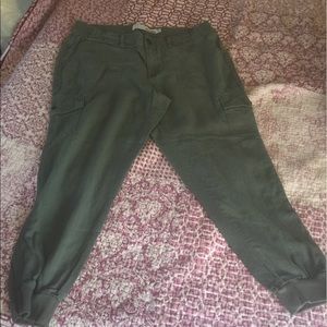 Really cute linen joggers! EUC OLIVE GREEN