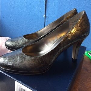 Pewter snake skin print pumps.