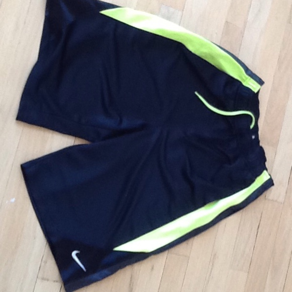 Nike shorts kids XL. Fits men's S