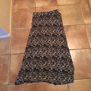 maxi skirt. black and white