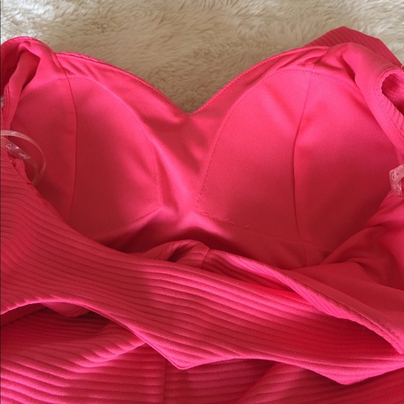 Coral Dress. Perfect for summer days. - Picture 4 of 4