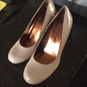 Shoedazzle Round Toe Cream Pump Snakeskin Heel