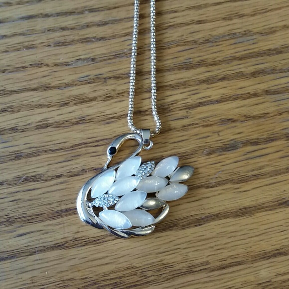 Fashion jewelry Jewelry - Pearlesque swan necklace
