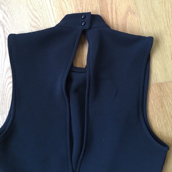 🛑Sold🛑 Sleeveless Black Flare Top - Picture 3 of 4