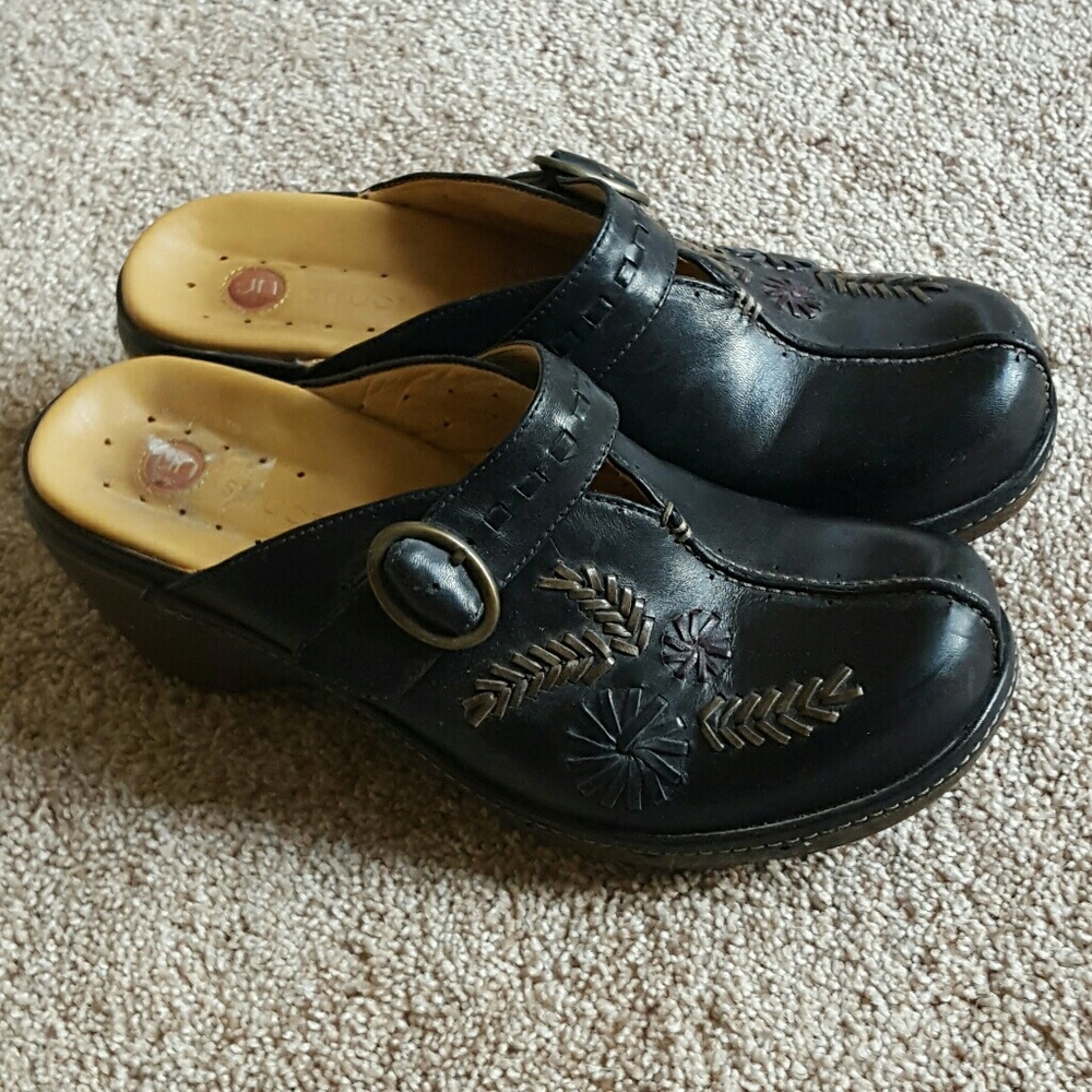 Black clogs 7 1/2