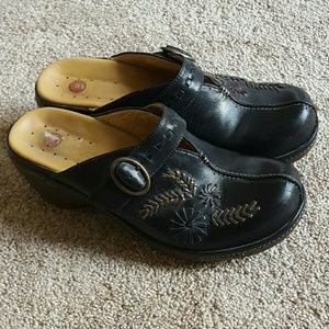 Black clogs 7 1/2