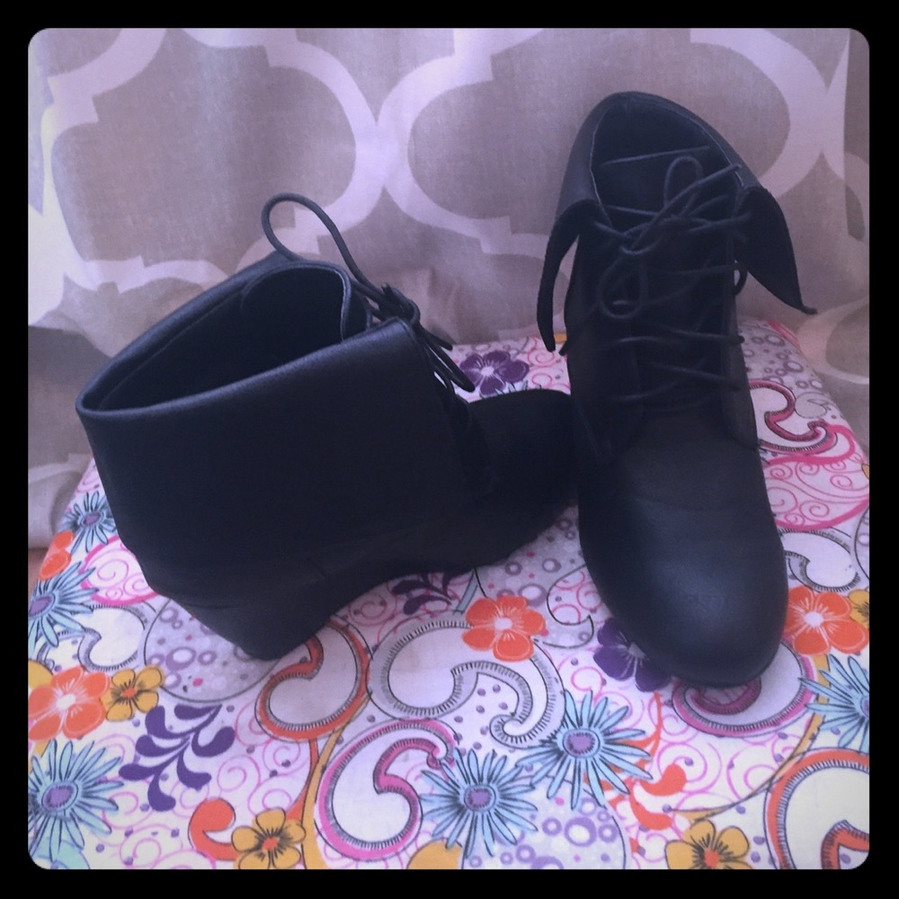 Wedged ankle boots