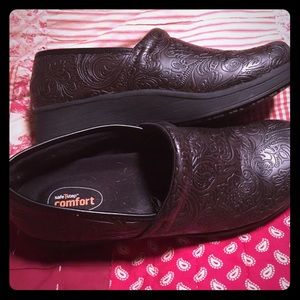 Women's size 12 brown clogs