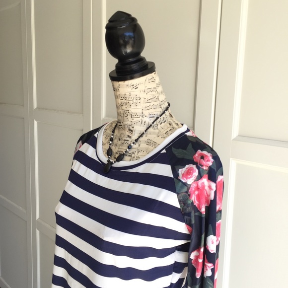 💥Navy Striped Floral Sleeve Top - Picture 3 of 6