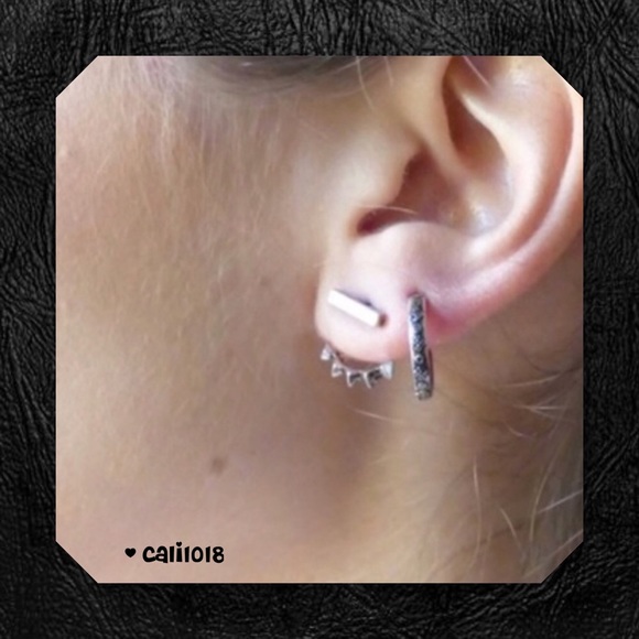 JUST IN🆕Silver Minimalist Pyramid Ear Jacket - Picture 1 of 2