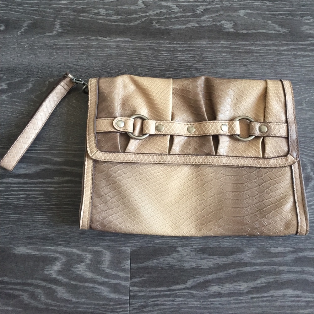 Nude/tan faux snakeskin clutch