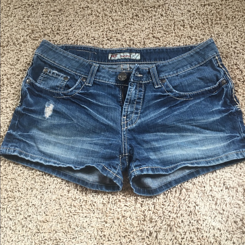 BKE Sabrina shorts size 28