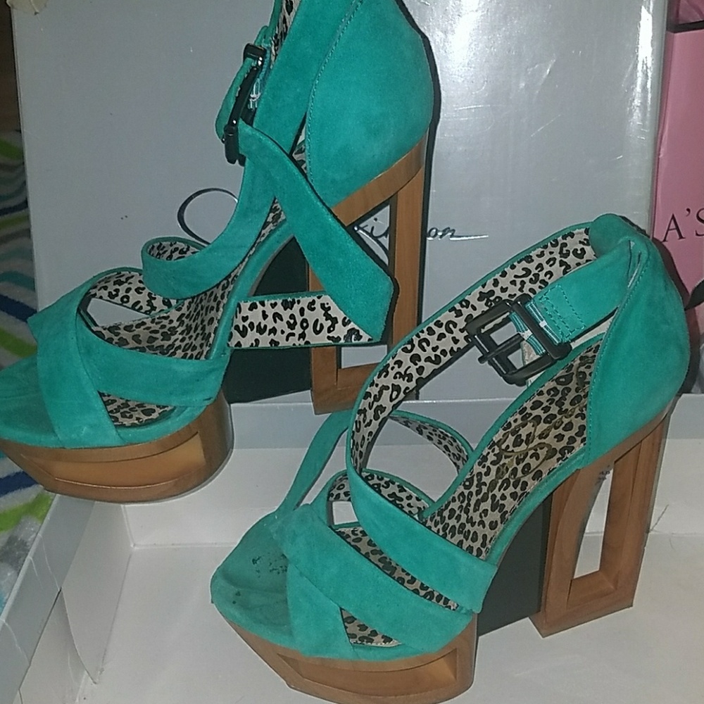 Jessica Simpson cut out wooden heel