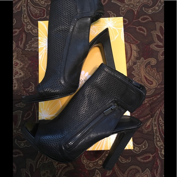 Nine West Peekaboo Booties in Black Leather💋 - Picture 3 of 4