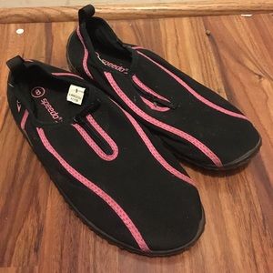 size 8 speedo water shoes