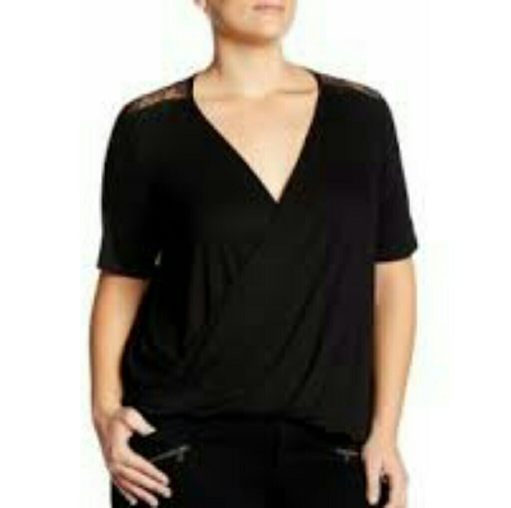 🎉HP🎉Lace Shoulder Twist Top