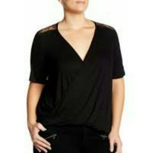 🎉HP🎉Lace Shoulder Twist Top